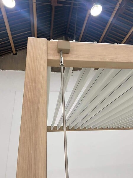 OMBREA - Pergola bioclimatique - Aspect bois - Toit blanc - 3x4m - large
