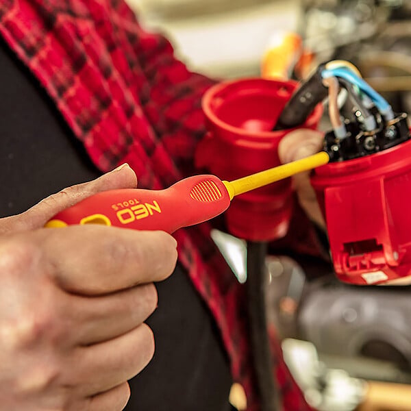 NEO TOOLS - Jeu de 5 tournevis isolés NEO TOOLS 04-220 1000V spécial électricien - large