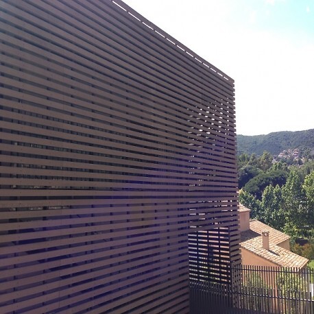 MCCOVER - Bardage ajouré bois composite Brun rouge, ep.1cm, l.7.5 cm, L.270 cm - large