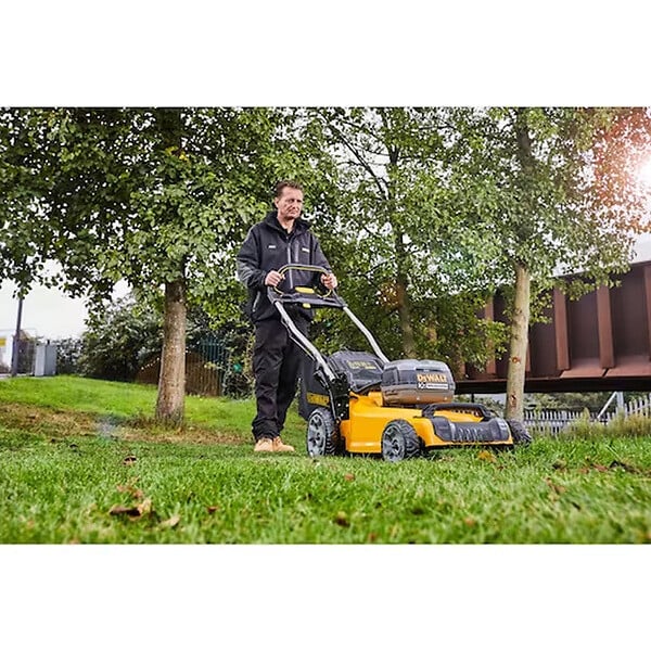 DEWALT - Tondeuse 48cm 18V DEWALT DCMW564P2-QW avec 2 batteries 5,0 Ah - large