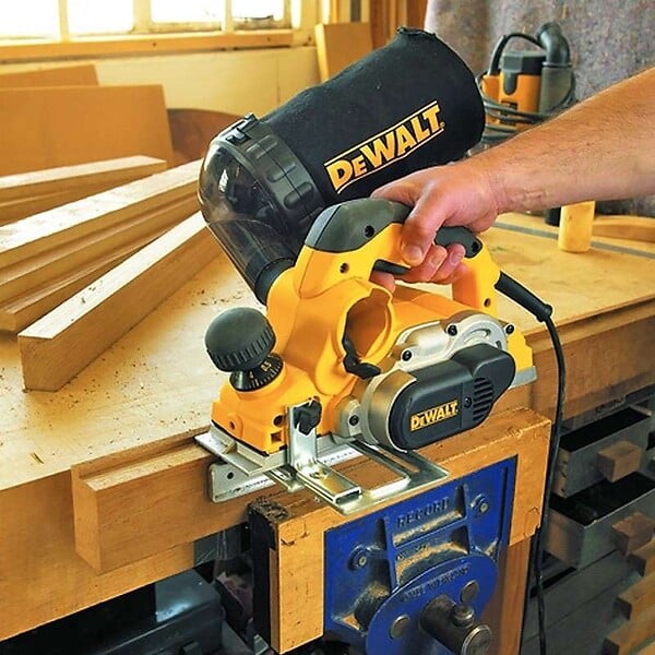DEWALT - Rabot 4mm 1050W DEWALT D26500K-QS avec malette de transport - large