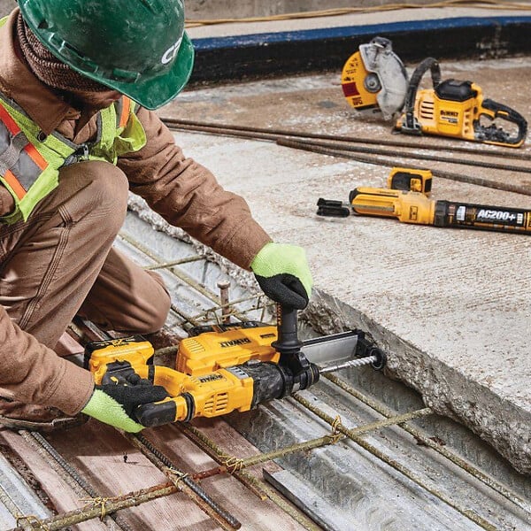 DEWALT - Perforateur burineur SDS-plus 18V DEWALT DCH263P1 avec coffret et une batterie 5,0 Ah - large