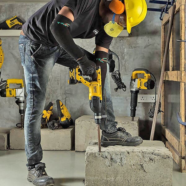 DEWALT - Perforateur SDS-Plus 2,6J 18V DEWALT DCH133M1 avec coffret et une batterie 4,0 Ah - large