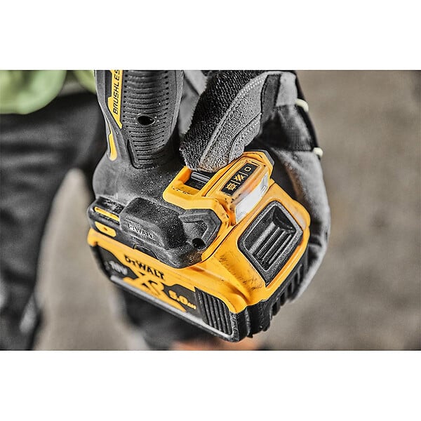 DEWALT - Perceuse-visseuse à percussion compacte 18V DEWALT DCD805P2T-QW avec coffret et 2 batteries 5,0 Ah - large
