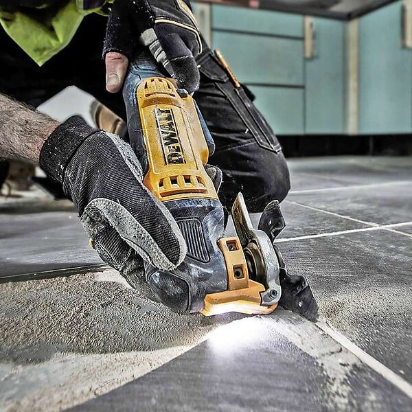 DEWALT - Outil multi-cutter oscillant 300W DEWALT DWE315KT-QS avec coffret et 32 accessoires - large