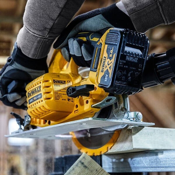 DEWALT - Scie circulaire Ø184mm 18V DEWALT DCS570N-XJ Brushless - large