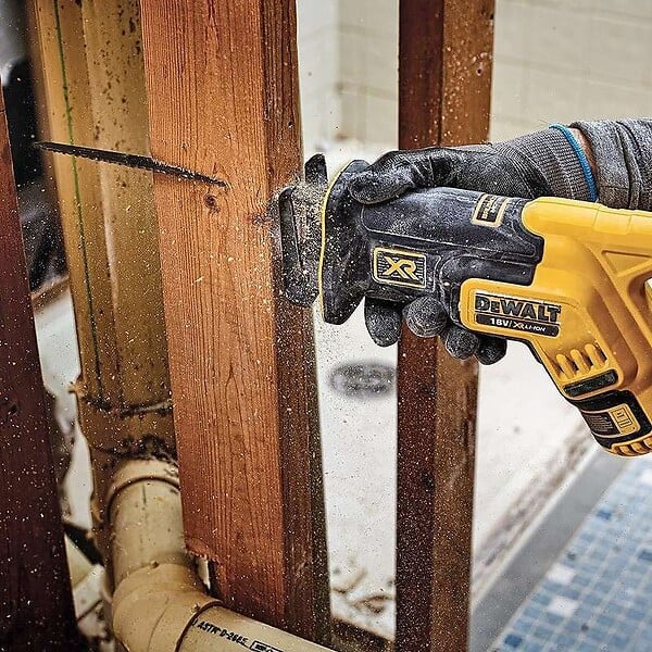 DEWALT - Scie sabre compacte 18V DEWALT DCS367NT-XJ Brushless avec coffret - large