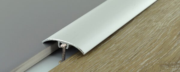 DINAC - Seuil de rattrapage de niveau fixation par clou-vis finition aluminium naturel 30 x 2700 mm - large