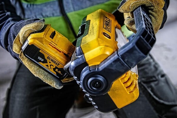 DEWALT - Projecteur de chantier compacte DEWALT DCL077-XJ de 12V à 54V - large