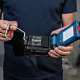 BOSCH - Lampe sans-fil BOSCH GLI 18V-800 - 0 601 443 600 Professional (vendu sans batterie) en carton - vignette