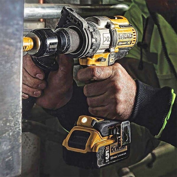 DEWALT - Perceuse-visseuse à percussion 18V DEWALT DCD996P2-QW avec coffret et 2 batteries 5,0 Ah - large