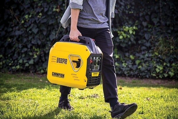 CHAMPION POWER EQUIPMENT - Groupe electrogène Silencieux 2200W Inverter Moteur 4T essence 79 Cm3 CHAMPION Protection AVR Autonomie + 10 heures Generateur - large