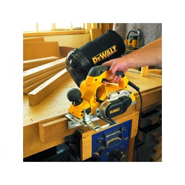 DEWALT - Rabot 4mm 1050W DEWALT D26500K-QS avec malette de transport - large
