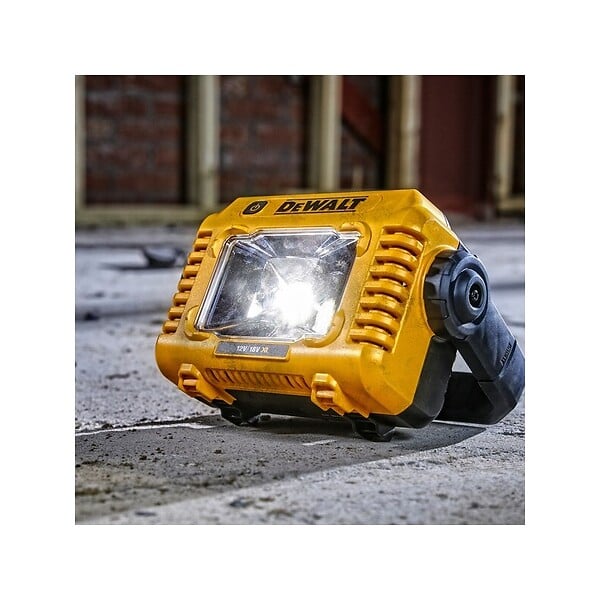 DEWALT - Projecteur de chantier compacte DEWALT DCL077-XJ de 12V à 54V - large