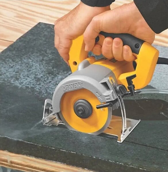 DEWALT - Scie Circulaire à Matériaux DEWALT DWC410-QS 1300W - 110 mm - large