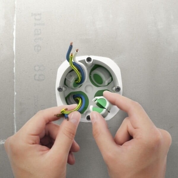 SCHNEIDER - Boite d'applique DCL Multifix Air - Avec couvercle non affleurant + douille DCL et fiche 2P+T - Diam 67mm Prof 40mm - large