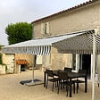 COTE STORE - Stores bannes de terrasse double pente avec coffre sur pied - 3,5 x 3 m - Blanc gris - vignette