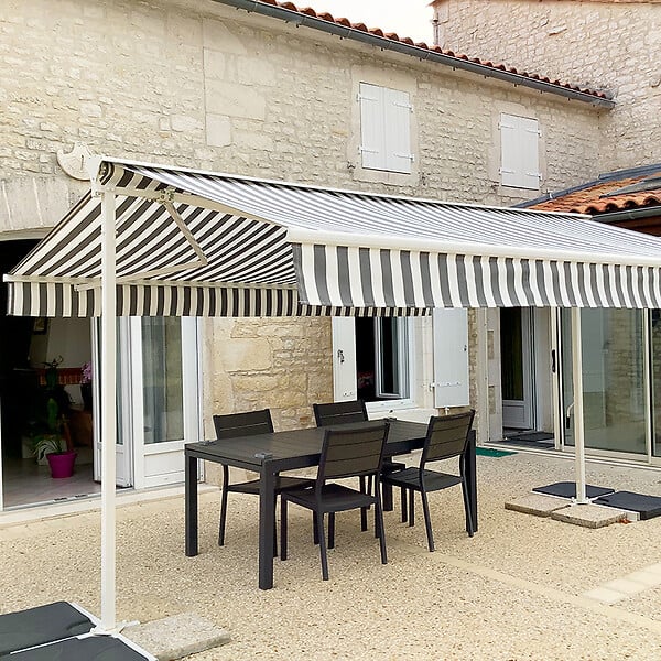 COTE STORE - Stores bannes de terrasse double pente avec coffre sur pied - 3,5 x 3 m - Blanc gris - large