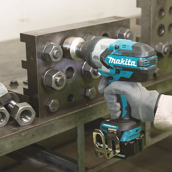 MAKITA - Boulonneuse à chocs LXT® MAKITA DTW1001RTJ avec 2 batteries 5,0 Ah, chargeur DC18RC et Makpac 3 - large