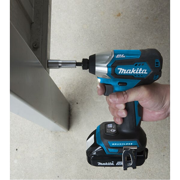 MAKITA - Visseuse à chocs 18V Li-Ion MAKITA DTD155RFJ 140 Nm  - 2 batteries 3Ah + coffret + chargeur - large