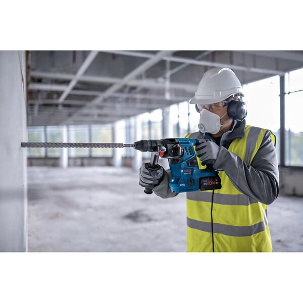 BOSCH - Perforateur SDS-PLUS BOSCH GBH 18V-28 CF Professional 0611921002 avec 2 Batteries ProCore 8Ah + Chargeur GAL1880 CV en L-BOXX - large