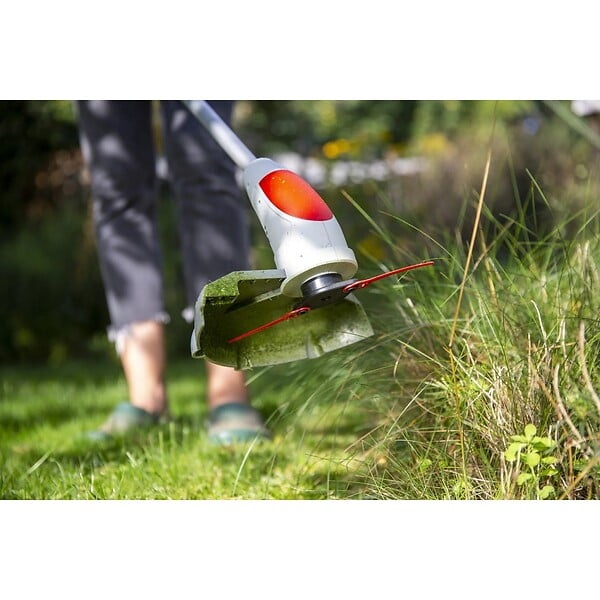IKRA - Coupe bordure à batterie 12V Lithium 2,5Ah - Chargeur 12V - 20 Couteaux en nylon Inclus IKRA - large