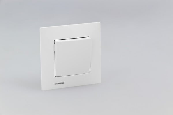 SIEMENS - SIEMENS Va & Vient Blanc Delta Viva avec plaque blanche, design DELTA VIVA, qualité Siemens, interrupteur mural élégant et fonctionnel - large