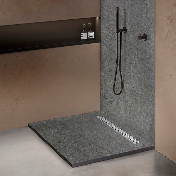 MARMOX - Receveur pierre naturelle ardoise claire U-Tile grille caniveau excentrée - large