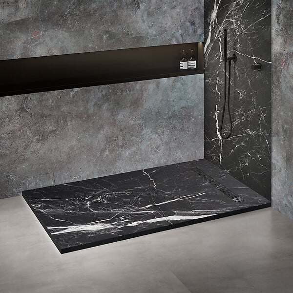 MARMOX - Receveur résine U-Tile imitation marbre noir - grille caniveau excentrée - large