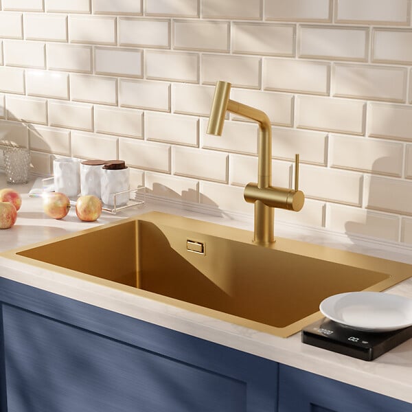 CERAMIA - Timeless 68x45x21 cm évier encastrable en inox 304 + mitigeur inox avec douchette extractible, or brossé (TMLKST-6845BG-M1) - large