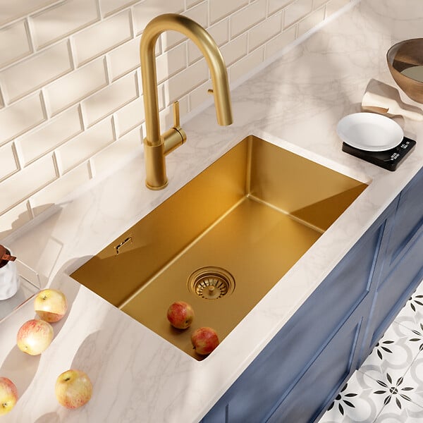 CERAMIA - Timeless 68x45x21 cm évier sous plan en inox 304 + mitigeur inox avec douchette extractible, or brossé (TMLKSU-6845BG-M2) - large
