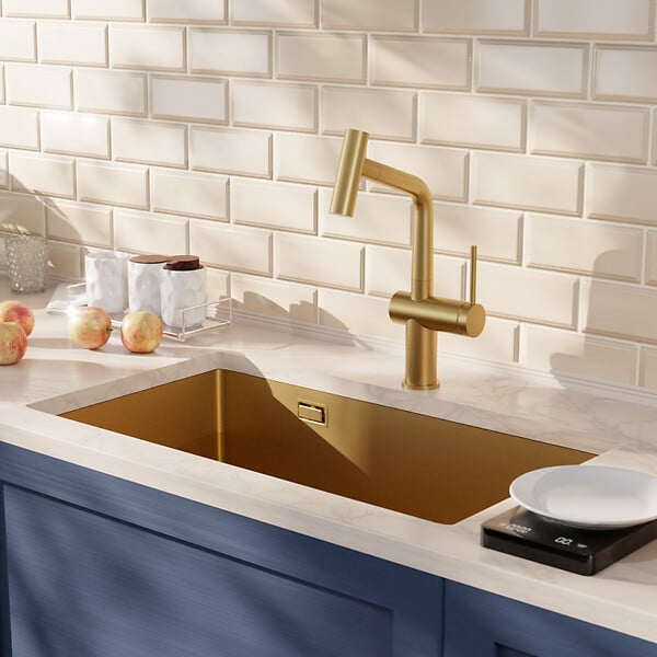 CERAMIA - Timeless 68x45x21 cm évier sous plan en inox 304 +  mitigeur inox avec douchette extractible, or brossé (TMLKSU-6845BG-M1) - large