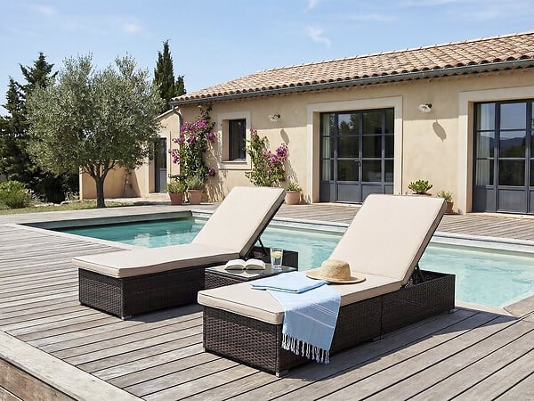 HABITAT ET JARDIN - Lot de 2 bains de soleil en résine tressée avec coussins et table basse "Alice" - Marron - large