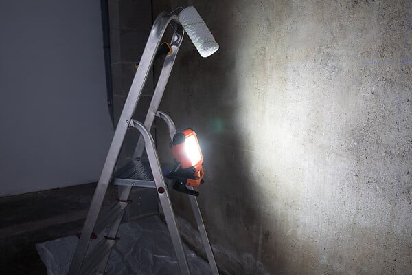ELEXITY - Projecteur de chantier à pince sur batterie 15W 1700Lm IP54 - large