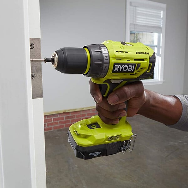 RYOBI - Batterie RYOBI RB1820C 18V 2Ah ONE+ Lithium+  avec indicateur de charge - large