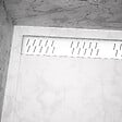 AURLANE - Receveur en acrylique Blanc Effet Pierre 80x100x4 cm + Grilles Linéaires Chrome et Blanche Mate - vignette