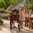 INTEC - Barbecue à charbon de bois Céramique Kamado Rouge 2 zones de cuisson Grill & Fumoir Ø56cm - Barbecue mobile + 2 tablettes INTEC - vignette