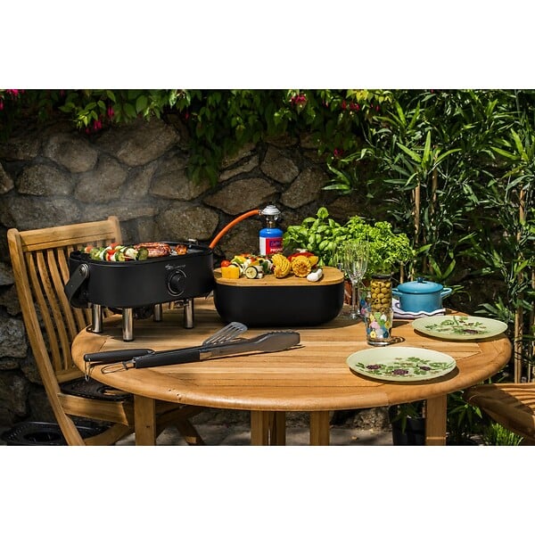 SAHARA - Barbecue à Gaz Portable Compact 2,7kW Grille Fonte Mini Barbecue de Table Noir Kit Planche à Découper Bois 2/4 Personnes Sahara - large
