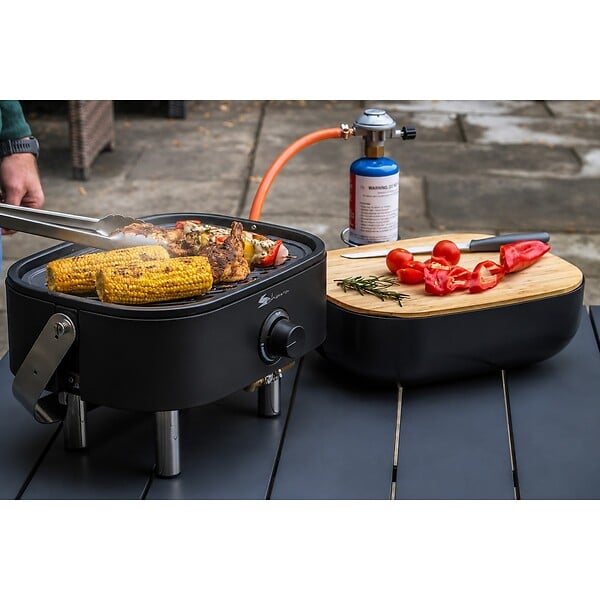 SAHARA - Barbecue à Gaz Portable Compact 2,7kW Grille Fonte Mini Barbecue de Table Noir Kit Planche à Découper Bois 2/4 Personnes Sahara - large