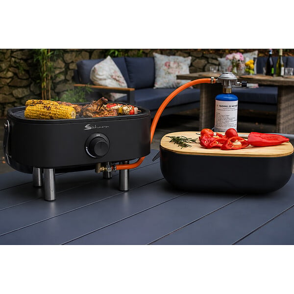 SAHARA - Barbecue à Gaz Portable Compact 2,7kW Grille Fonte Mini Barbecue de Table Noir Kit Planche à Découper Bois 2/4 Personnes Sahara - large