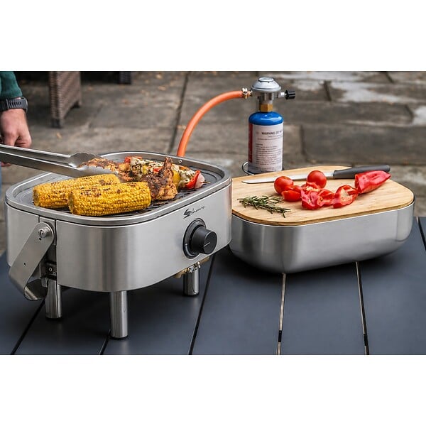 SAHARA - Barbecue à Gaz Portable Compact 2,7kW Grille Fonte Mini Barbecue de Table Inox Kit Planche à Découper Bois 2/4 Personnes Sahara - large