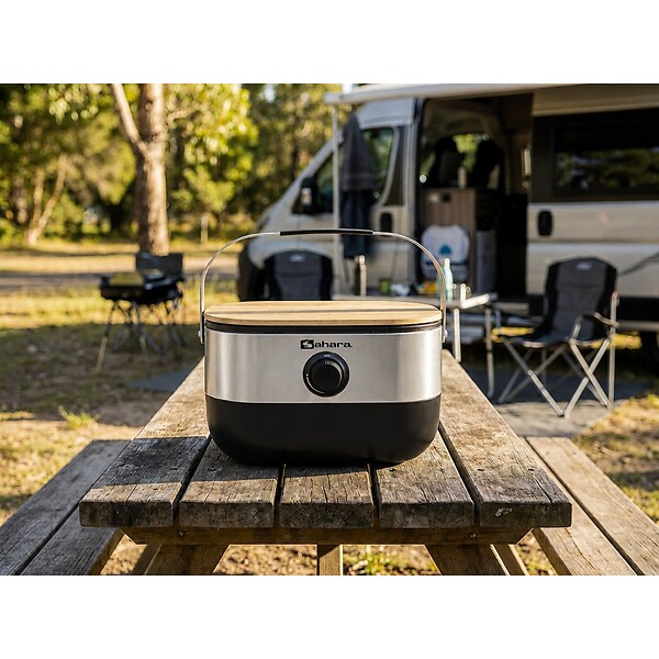 SAHARA - Barbecue à Gaz Portable Compact 2,7kW Grille Fonte Mini Barbecue de Table Inox Kit Planche à Découper Bois 2/4 Personnes Sahara - large
