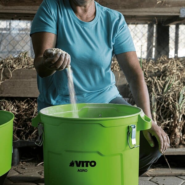VITO - Moulin à Grains électrique 50L 1300W 5 tamis 2 à 8 mm Débit 400 kg/h - Broyeur Céréales Maïs Épices & Aliments pour Animaux VITO - large