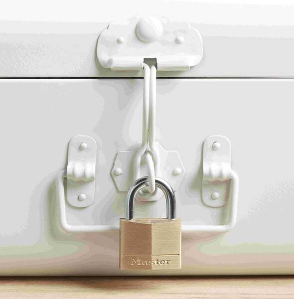 MASTER LOCK - Cadenas à clé laiton massif 40mm anse d.6xh.22mm 4 goupilles - large
