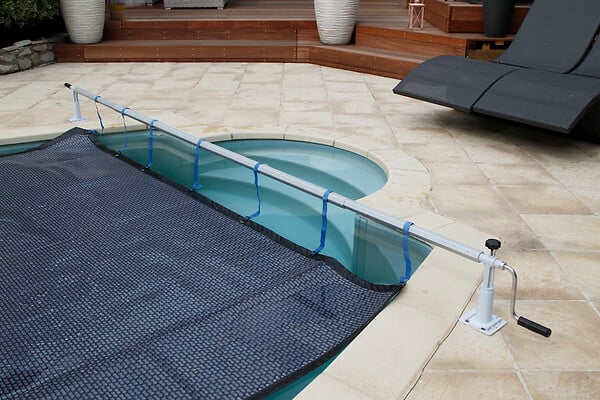 UBBINK PIS - Enrouleur de bâche à bulles aluminium. longueur max 5.50m XTRA - large
